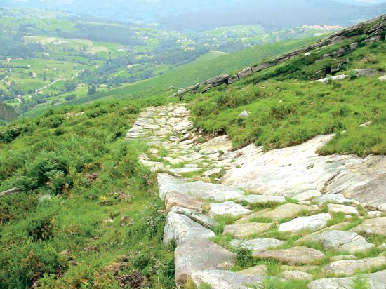 Cambera de los Moros, vía enlosada que asciende la Sierra del Escudo de Cabuérniga y que enlazaba la costa con la meseta.