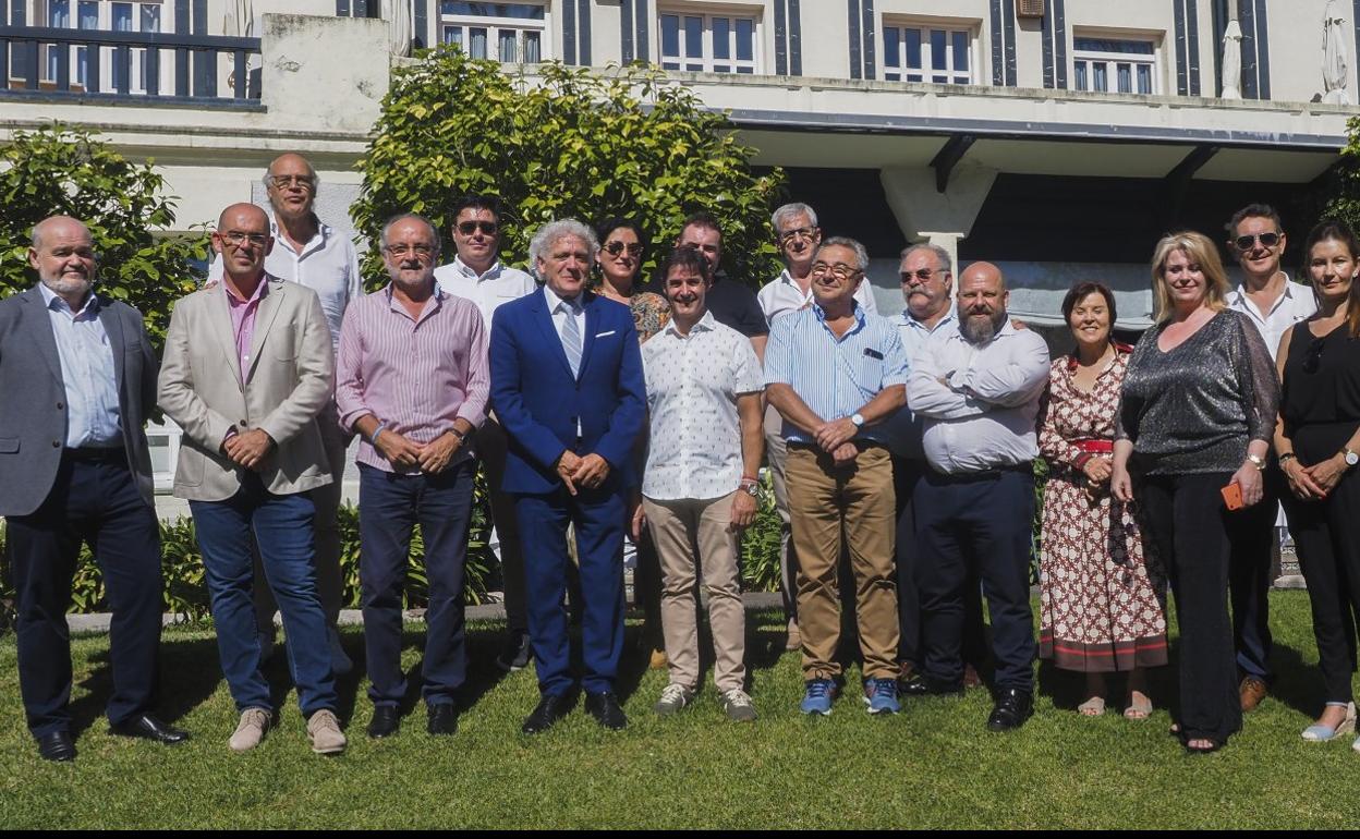 Ángel Cuevas, presidente de la Asociación de Hostelería de Cantabria, junto a los profesionales del sector en la cita de ayer