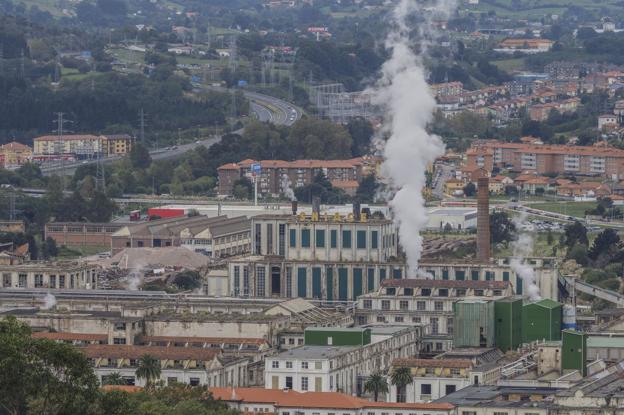 Vista de la fábrica de Sniace en Torrelavega. 