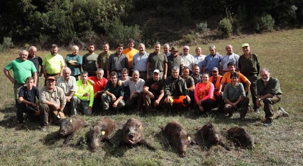 Miembros de la cuadrilla 36, dirigida por Santos Gómez, con seis jabalíes abatidos en el lote de Barajo. 