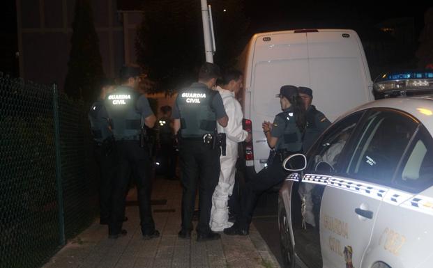 Imagen. Especialistas de la Guardia Civil inspeccionaron anoche la casa de la detenida.