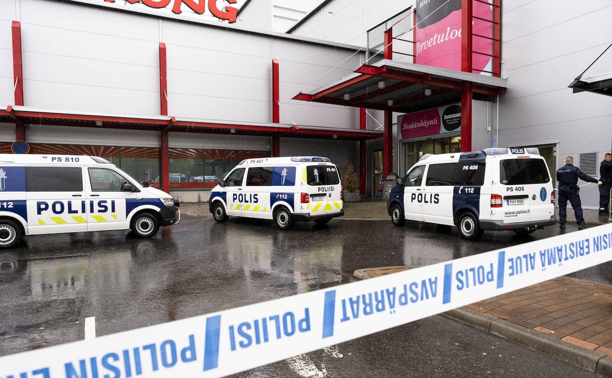 Coches de la Policía en el lugar de los hechos. 