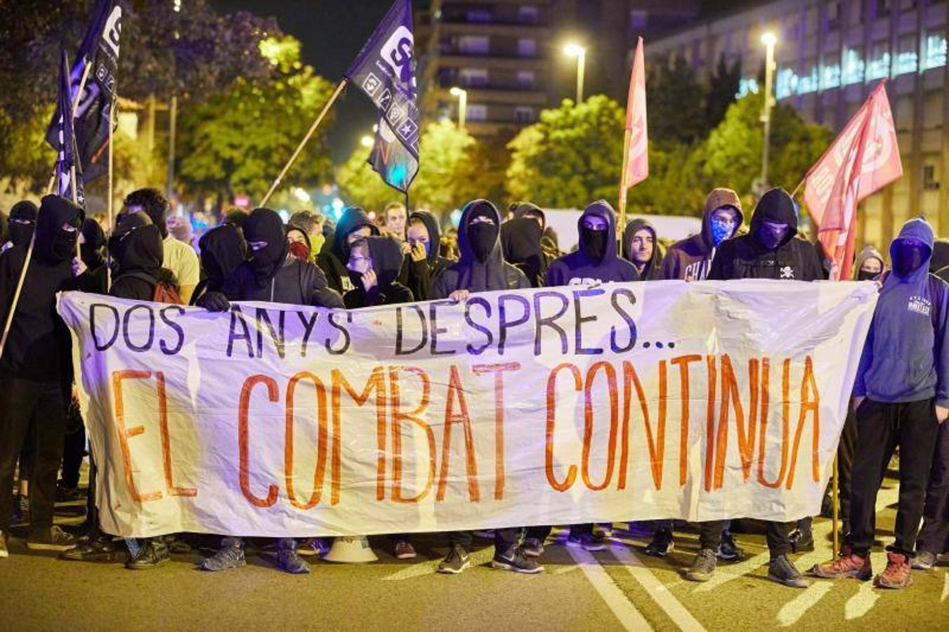 Unos 300 independentistas se han concentrado a primera hora de la mañana frente al cuartel de la Guardia Civil de Girona, convocados por diversas organizaciones con motivo del segundo aniversario del 1-O.
