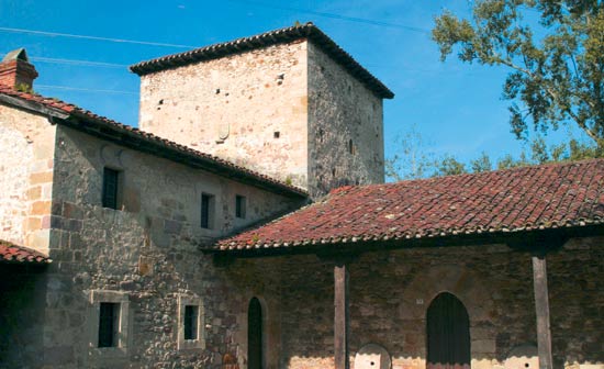 Imagen principal - Torre de Abajo, en el barrio Las Cuevas de Roiz. Vivienda popular, en Treceño. Palacio de Sánchez de Movellán, en Roiz.