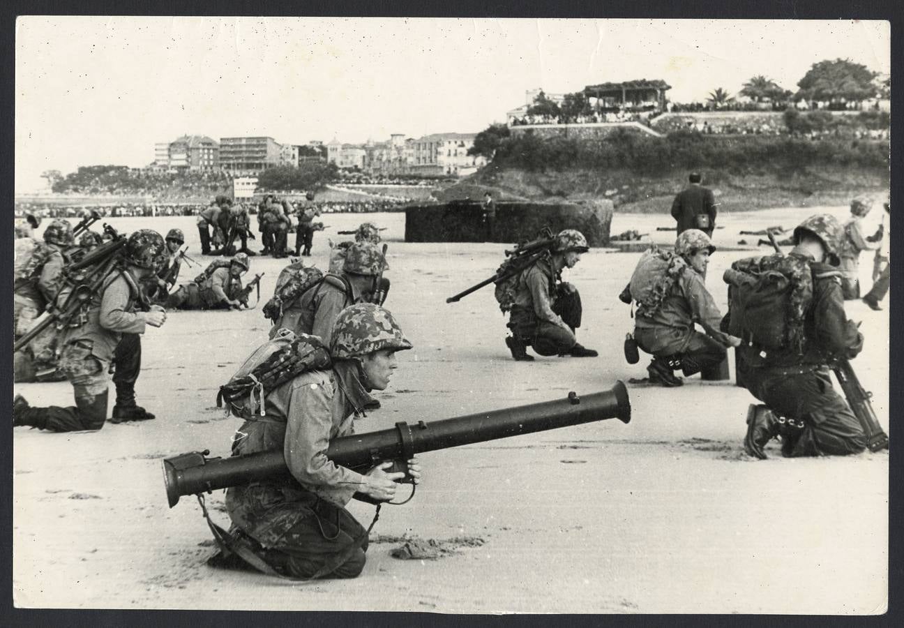 Desembarco en la segunda playa de el Sardinero de Santander, durante la semana naval. Colección Antonio Torcida. Santander julio 1968