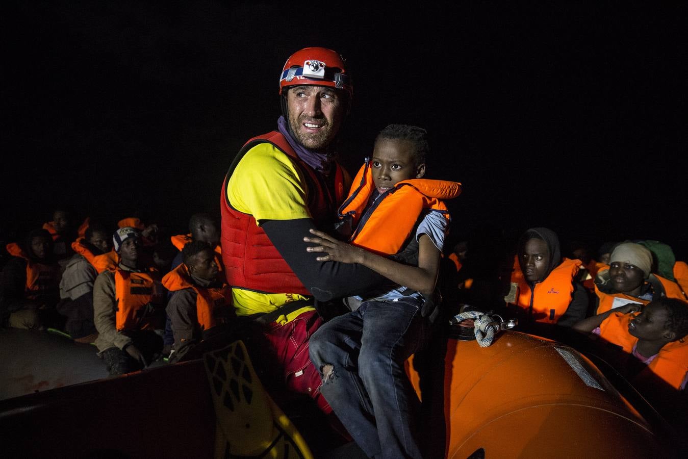 Un niño es rescatado por Javier, voluntario de la ONG Proactiva Open Arms, cuando viajaba en un bote de goma con decenas de personas mas, intentando llegar a las costas italianas. La embarcación había salido desde Libia y se encontraba a 45 millas de Al Khums. 21-12-2018