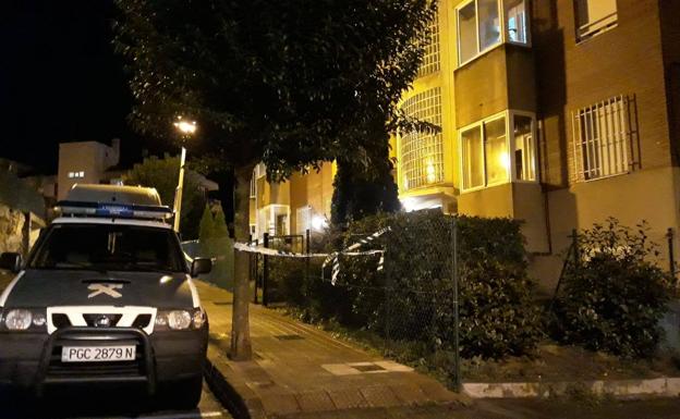 Imagen principal - Inspección milimétrica en el tercer día de trabajos de la Científica en el piso del hombre decapitado en Castro