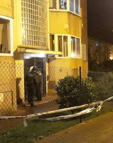 Imagen secundaria 2 - Inspección milimétrica en el tercer día de trabajos de la Científica en el piso del hombre decapitado en Castro