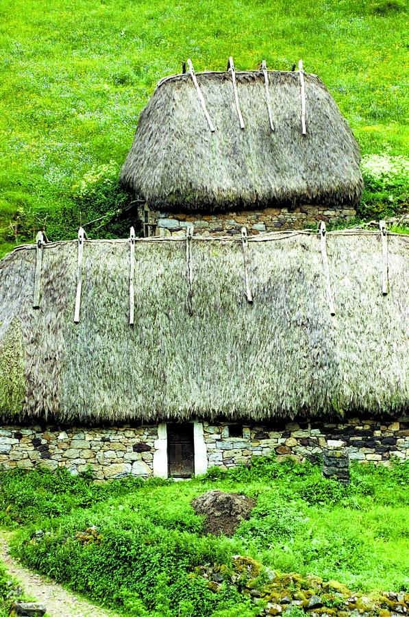 Imagen - Cabañas de «teito» en la braña de La Pornacal, en el Parque de Somiedo.