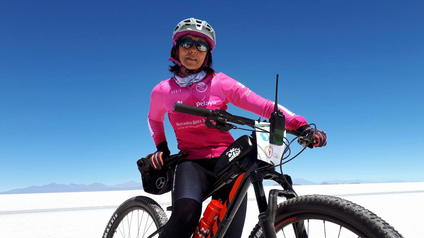 Rosa Fernández, participante en el «Reto Pelayo Vida», durante la etapa de 55 kilómetros desde Isla Pescado a Jijira, y que acompañada por otras cinco mujeres han superado la etapa de 6 horas sobre el Salar de Uyuni. 