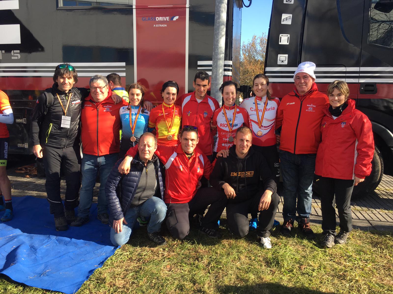 Imagen de archivo de las ciclistas, técnicos y auxiliares del Club Ciclista Meruelo que el pasado mes de enero conquistaron en Pontevedra varias medallas en el Campeonato de España de Ciclocross.