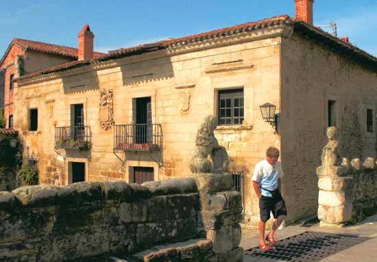 Casona de los Abades o de la Archiduquesa.