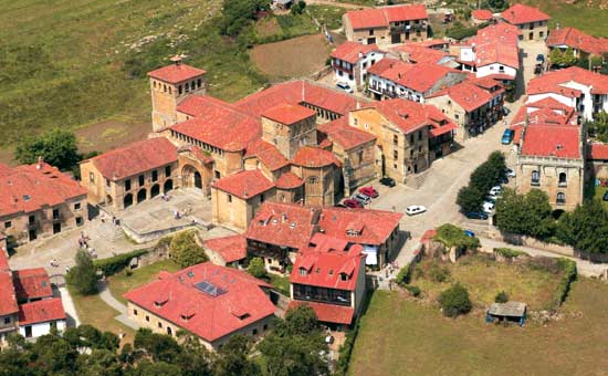 Imagen principal - Vista de la colegiata de Santa Juliana y la Plaza de las Arenas. En primer término, el museo del escultor Jesús Otero. Vista frontal de la colegiata. Friso superior en la portada principal de la colegiata 