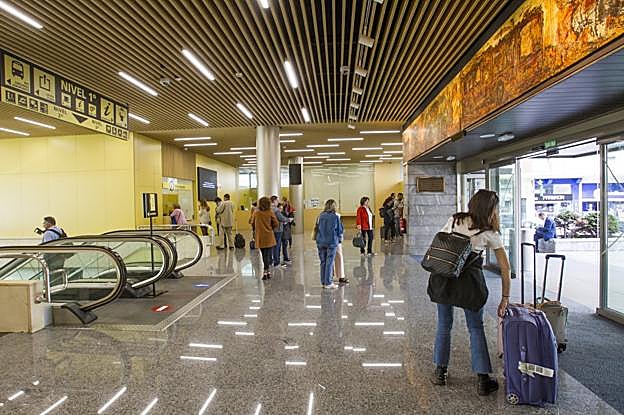 El vestíbulo tiene ahora más luz gracias al color de las paredes y las múltiples bombillas del techo. 