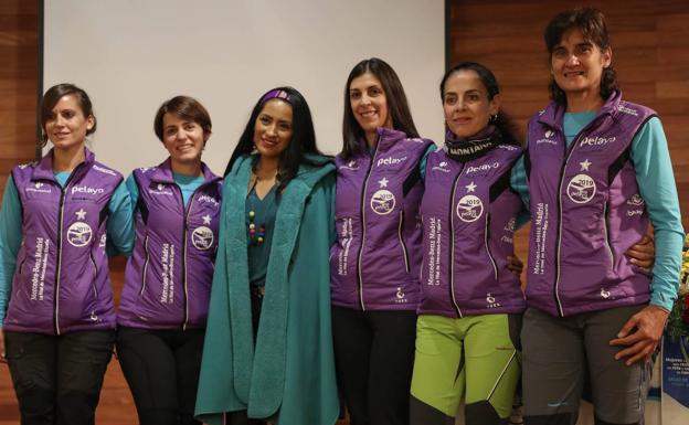 Las cinco españolas, Estrella Paulete (i), María Victoria Martínez (2i), Raquel Millán (3d), Felisa Requena (2d) y Begoña Conde (d), supervivientes de cáncer de mama, posann este jueves con la ministra de Cultura y Turismo, Willma Alanoca (c), antes de salir de La Paz (Bolivia) rumbo a Oruro. 