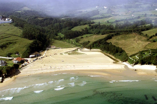 Vista aérea de la playa de Luaña, en Cóbreces.