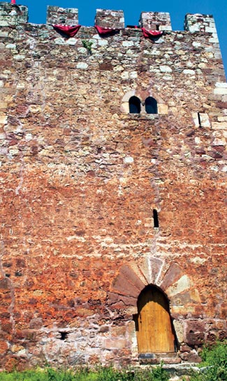 Torre de Linares, edificada entre el siglo XIV y el XV.