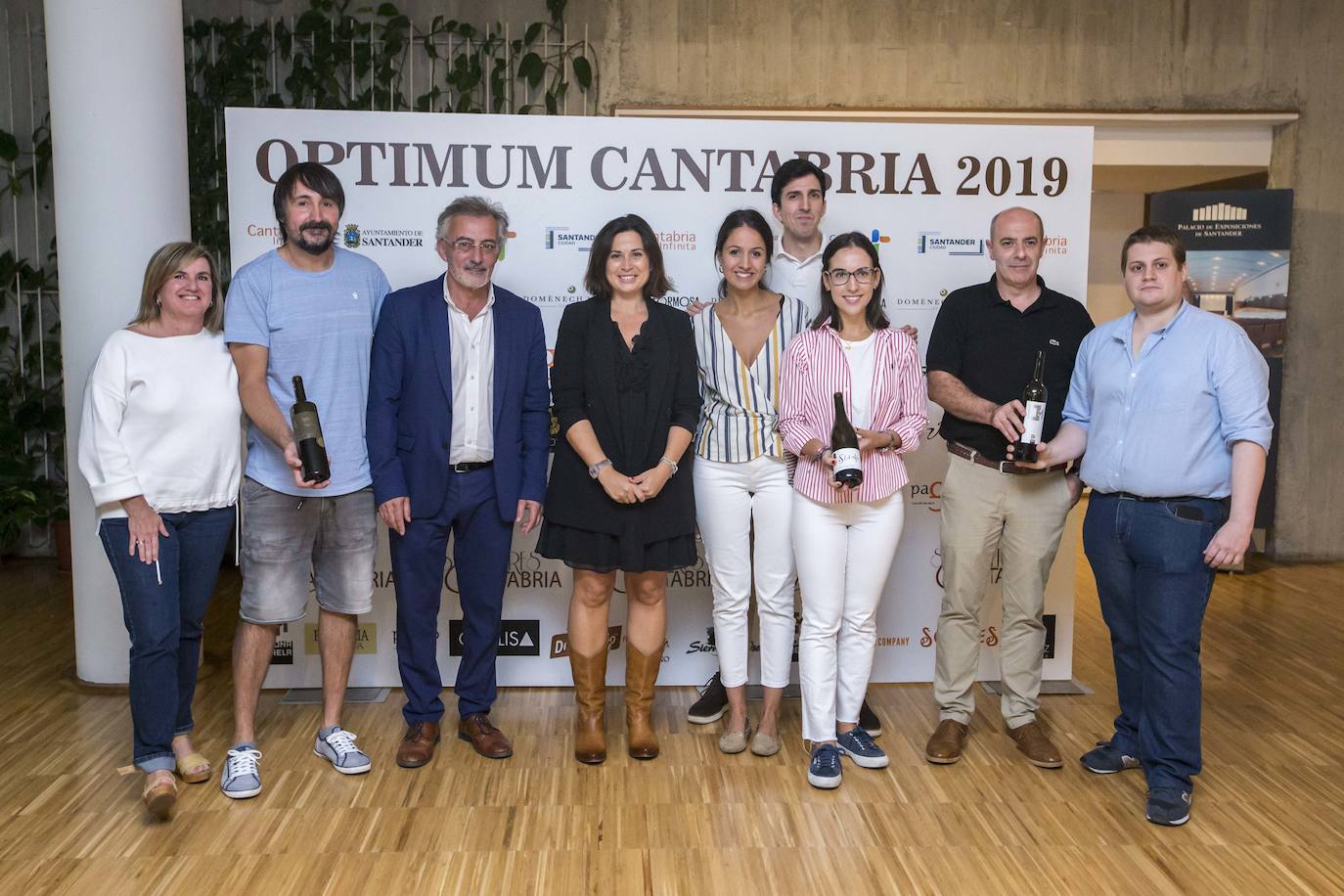 Los ganadores junto a la concejala de Turismo de Santander, Miriam Díaz.