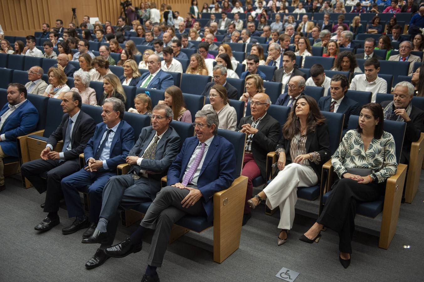 El rector de Uneatlántico entrega la medalla a Manuel Ángel Castañeda.