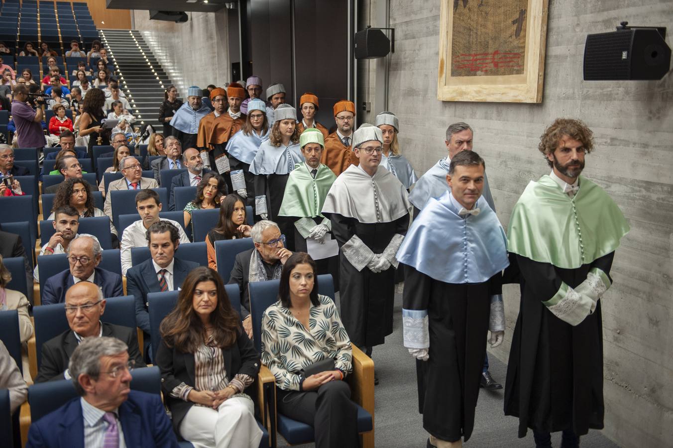 El rector de Uneatlántico entrega la medalla a Manuel Ángel Castañeda.