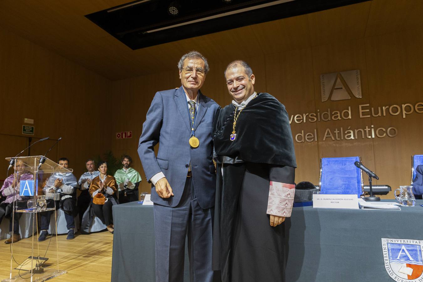 El rector de Uneatlántico entrega la medalla a Manuel Ángel Castañeda.