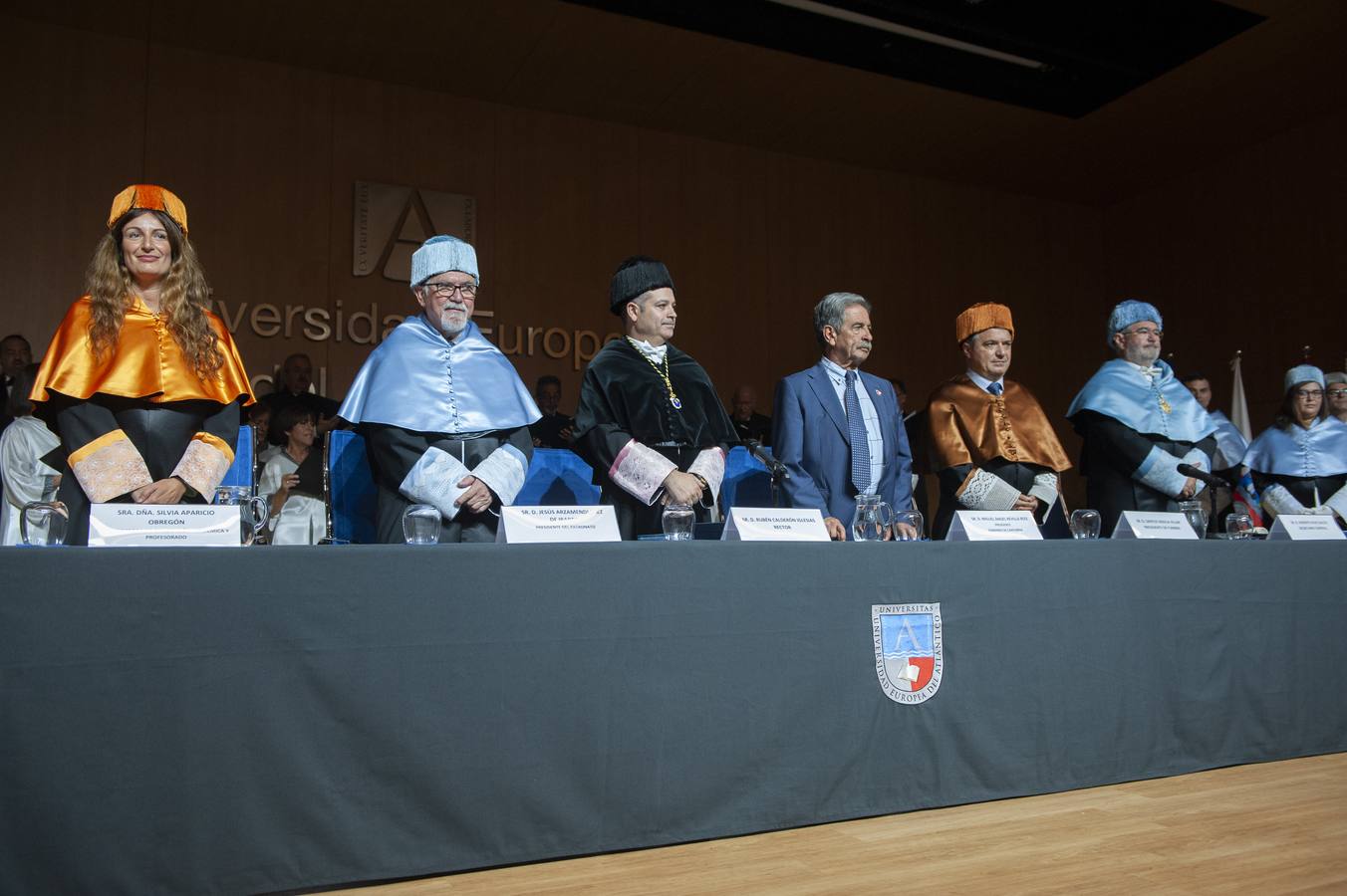 El rector de Uneatlántico entrega la medalla a Manuel Ángel Castañeda.