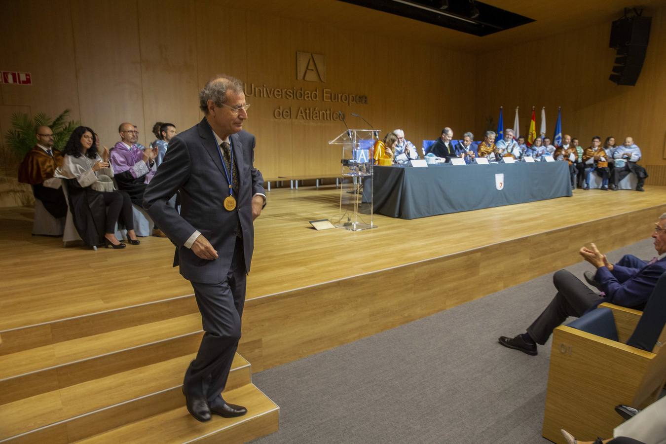 El rector de Uneatlántico entrega la medalla a Manuel Ángel Castañeda.