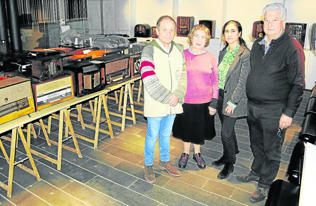 Carmen Asín y su hija, Raquel, con el alcalde y el historiador que ha catalogado las 200 radios. 