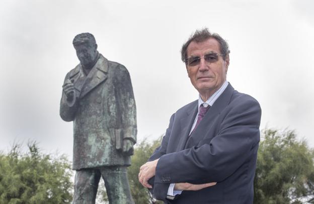 El presidente del Ateneo, Manuel Ángel Castañeda, junto a la estatua de su admirado Pick. Su tesis doctoral se centró en la figura de José del Río. 