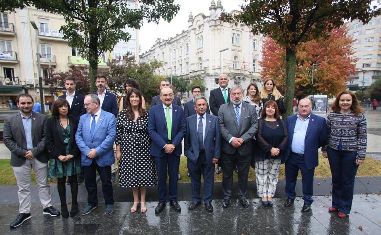 Foto de familia de la candidatura regionalista al Congreso y Senado. 