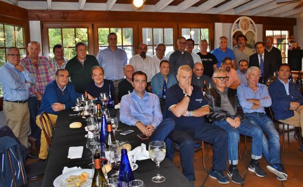 Asistentes a la comida homenaje al párroco José Luis Sánchez y que sirvió para recibir a José Peña. 