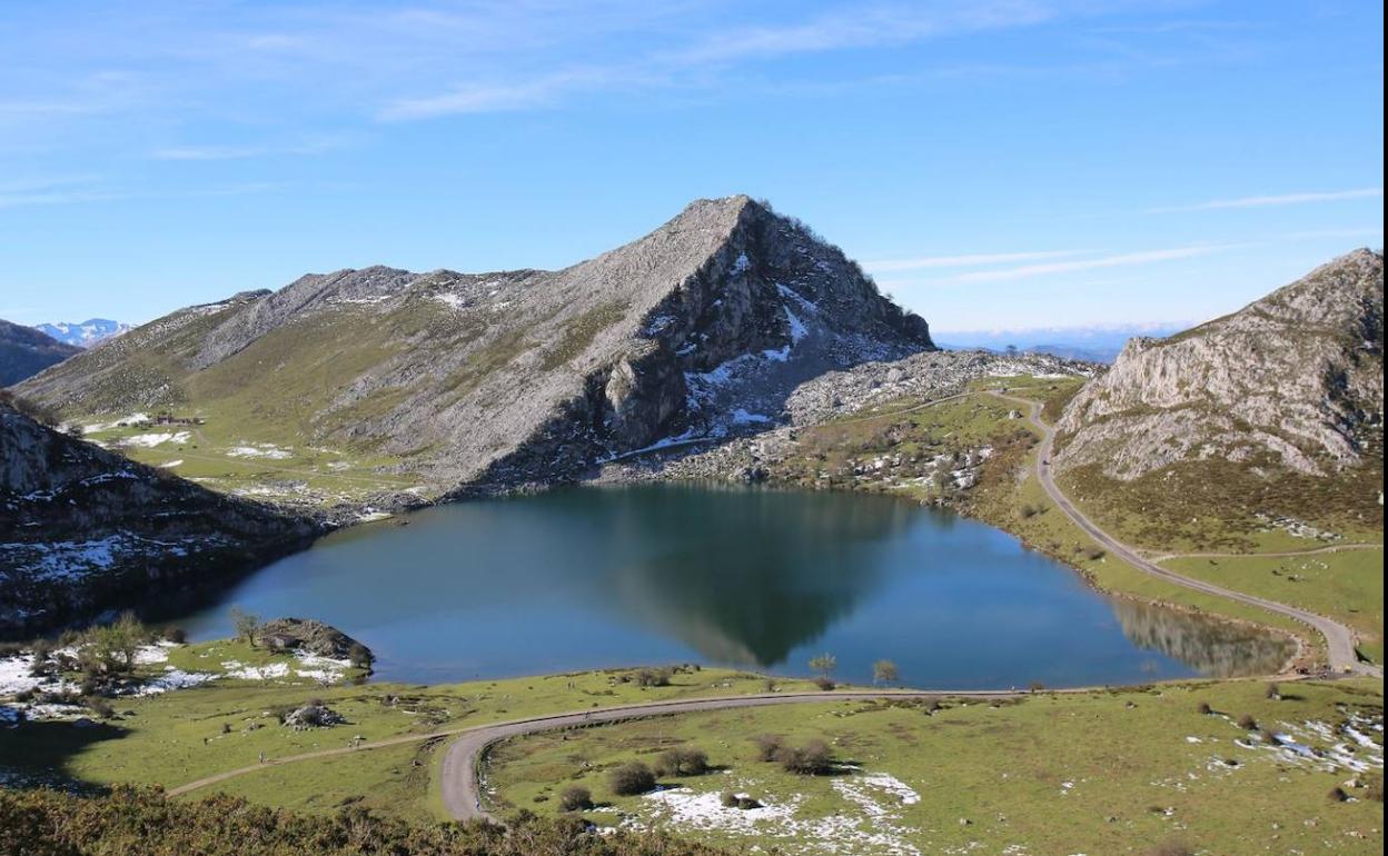 Paisaje de los Lagos de Covadonga. / 