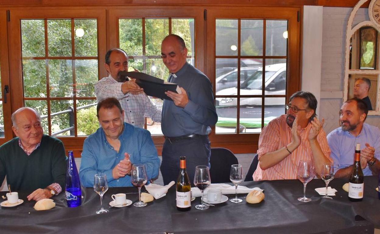 El sacerdote José Luis Sánchez Crespo recibió una placa en su despedida.