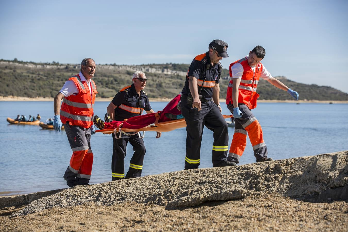 Fotos: Simulacro de rescate de personas con discapacidad en el pantano del Ebro