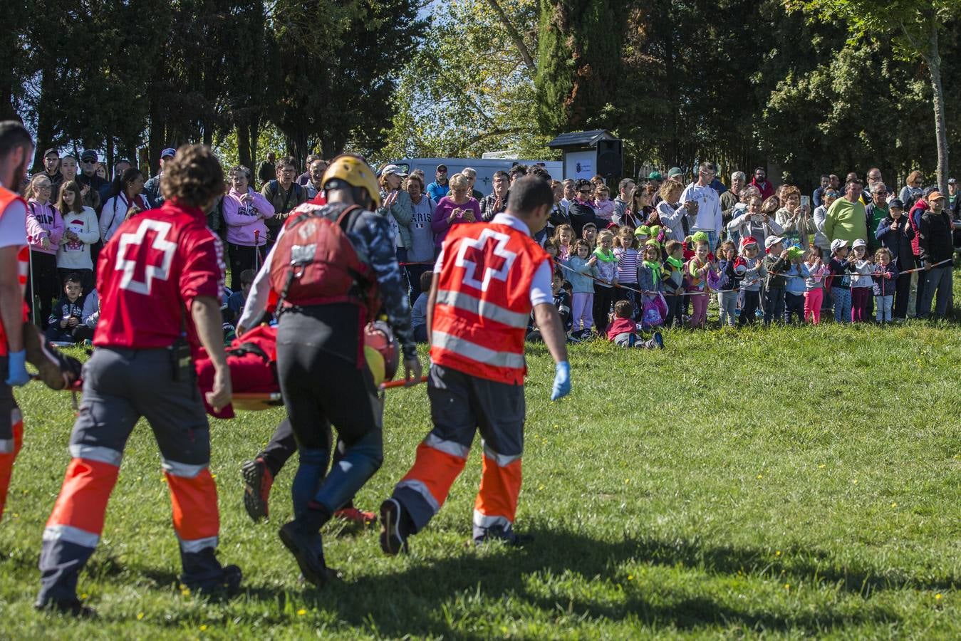 Fotos: Simulacro de rescate de personas con discapacidad en el pantano del Ebro