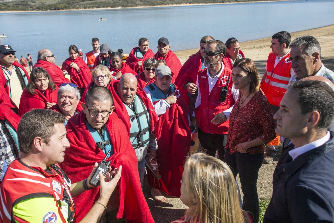 Fotos: Simulacro de rescate de personas con discapacidad en el pantano del Ebro