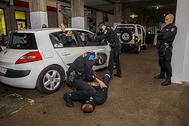 Aspirante a policía local participan en el simulacro de detención de un vehículo con cuatro sospechsosos en su interior.