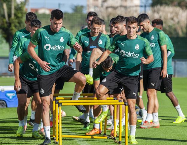 Jon Ander, a la izquierda, se ejercita junto al resto de sus compañeros. :