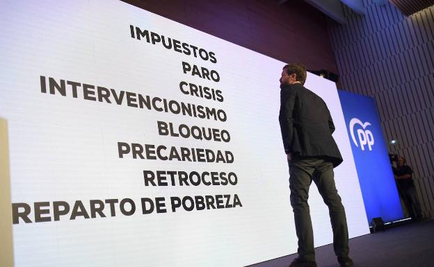 Casado contempla la pantalla durante su intervención en la convención del PP en Córdoba. 