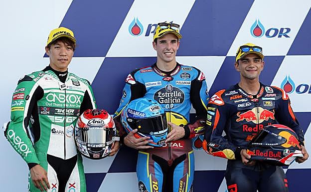 Alex Marquez (centro) posa con Tetsuta Nagashima (izquierda) y Jorge Martin (derecha) en el podio de Moto en Buriram