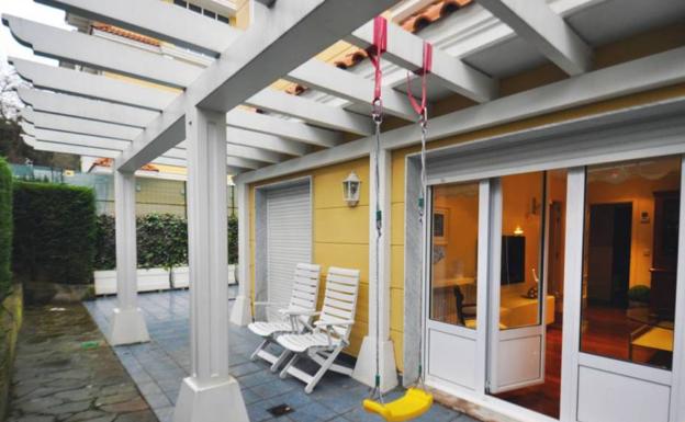 Exterior de una vivienda en alquiler en El Sardinero, con espacio para las tablas de los surferos.