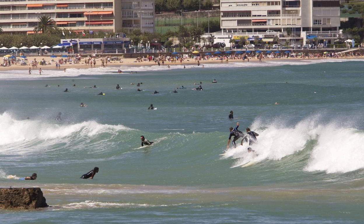 Surfistas en la segunda playa de El Sardinero. 