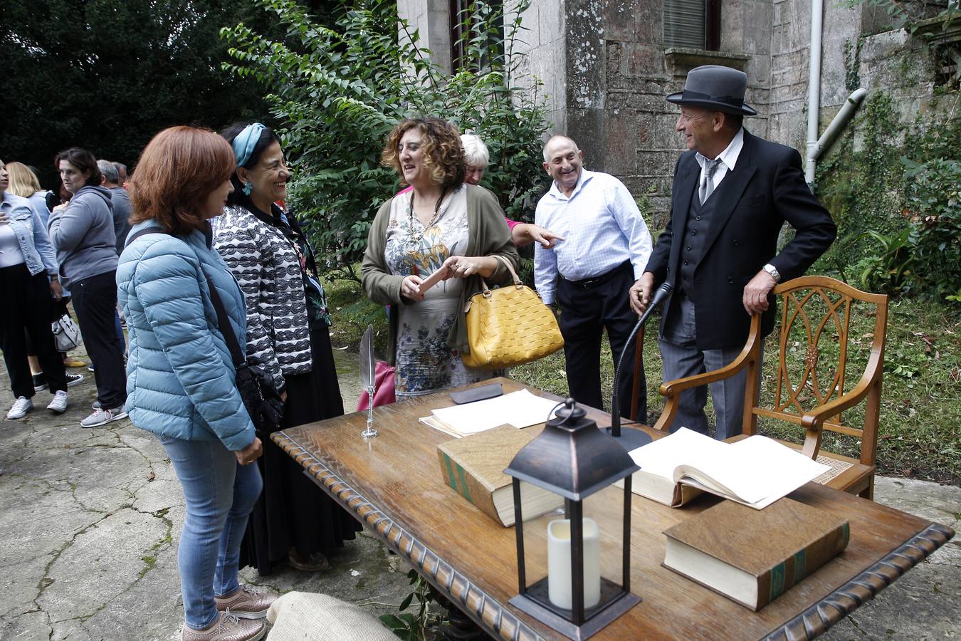 Personajes ilustres, seres mitológicos, un mercado y juegos tradicionales han sido hoy sábado los ingredientes principales de una jornada de puertas abiertas en el Pueblo de Cantabria 2018