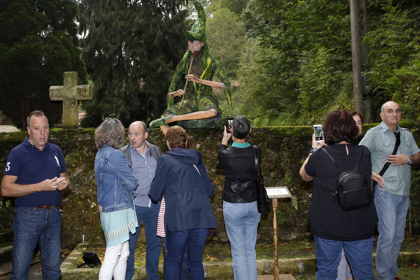 Personajes ilustres, seres mitológicos, un mercado y juegos tradicionales han sido hoy sábado los ingredientes principales de una jornada de puertas abiertas en el Pueblo de Cantabria 2018