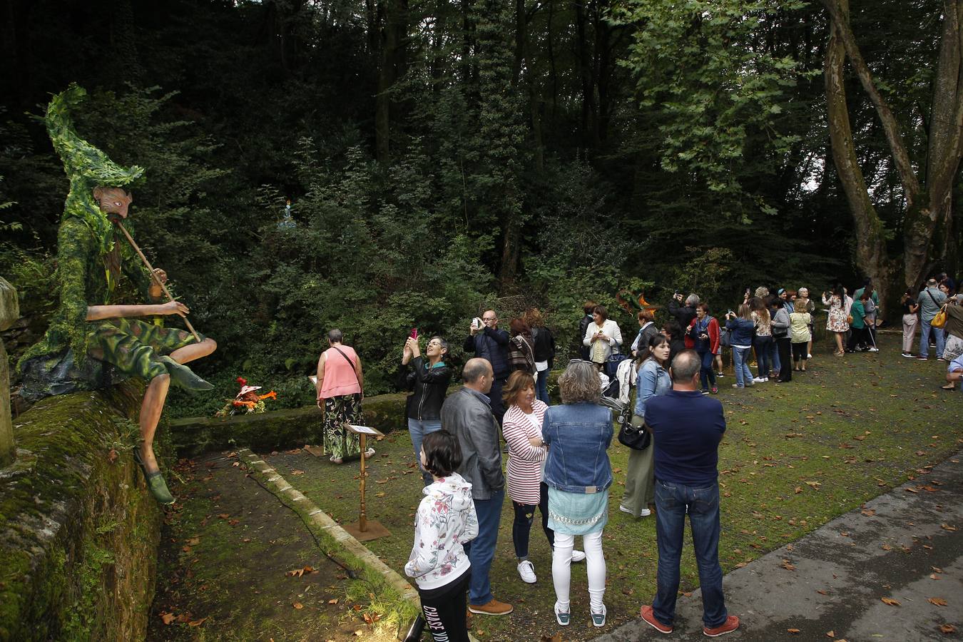 Personajes ilustres, seres mitológicos, un mercado y juegos tradicionales han sido hoy sábado los ingredientes principales de una jornada de puertas abiertas en el Pueblo de Cantabria 2018