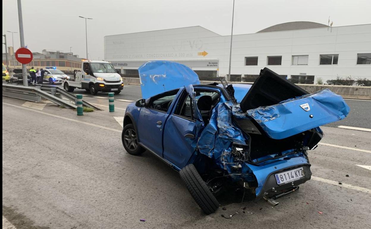 Aparatoso accidente en la Avenida Parayas