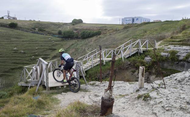 Imagen principal - Paseo por una senda abandonada