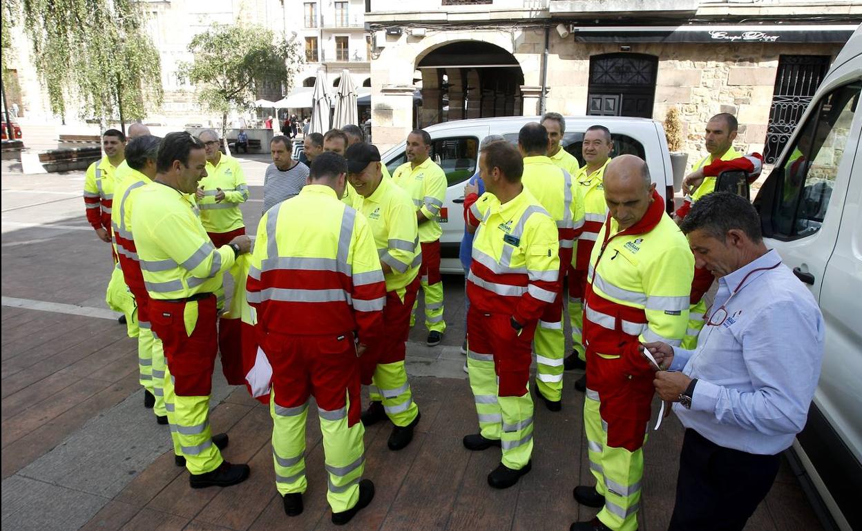 Trabajadores encargados de la recogida de basuras durante su primer día como servicio municipal.