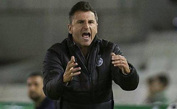 Iván Ania, en la banda de los Campos de Sport. 