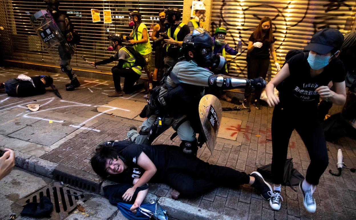Enfrentamientos en Hong Kong entre radicales y agentes. 